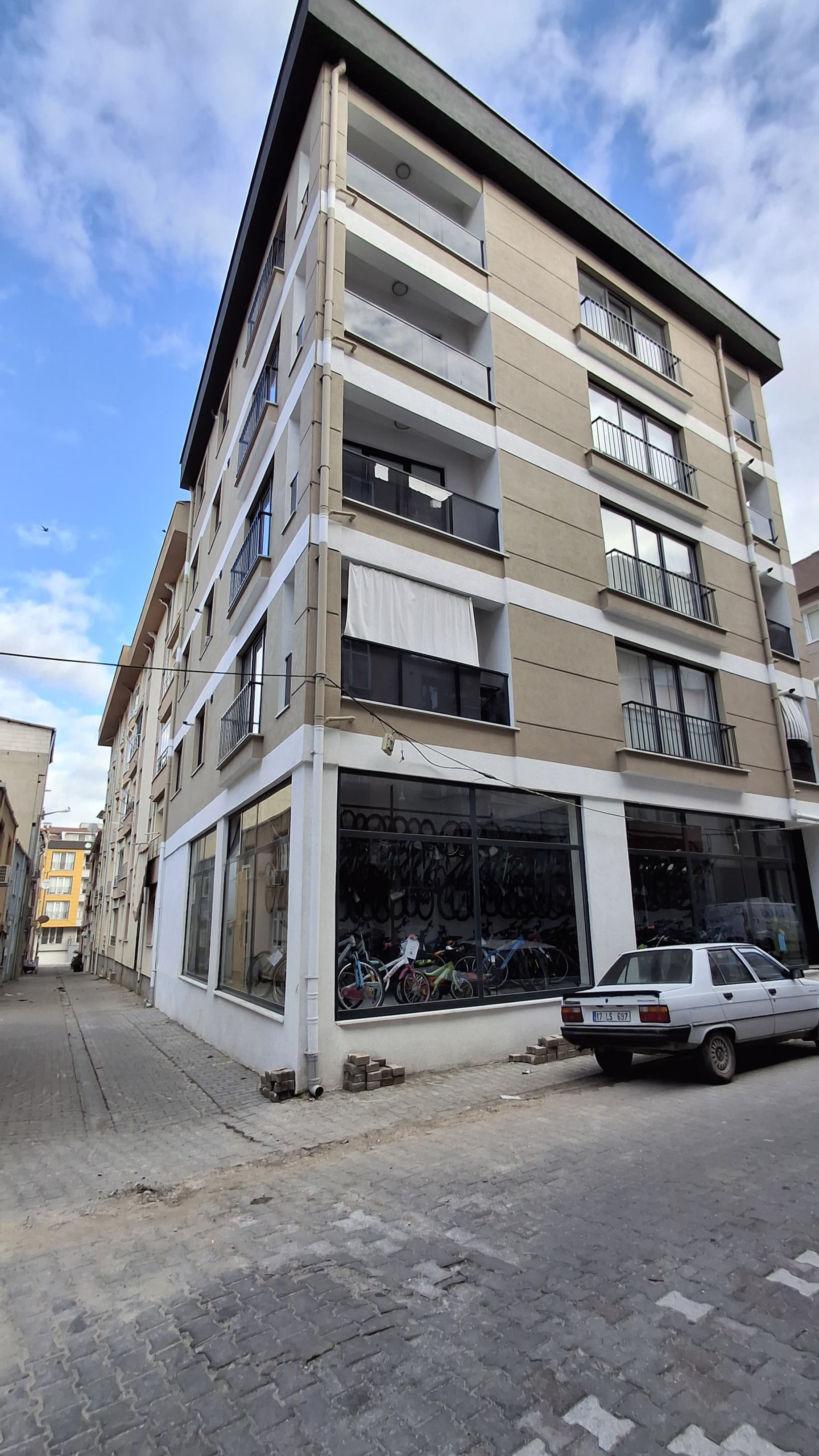 LAPSEKİ MERKEZDE ÇARŞIYA YAKIN 1+1 KAPALI MUTFAK SATILIK DAİRE